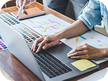 パソコンで作業している画像