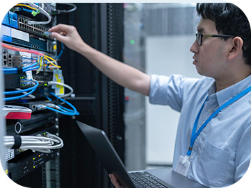 男性が作業をしている画像