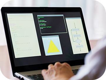 パソコンで作業している画像