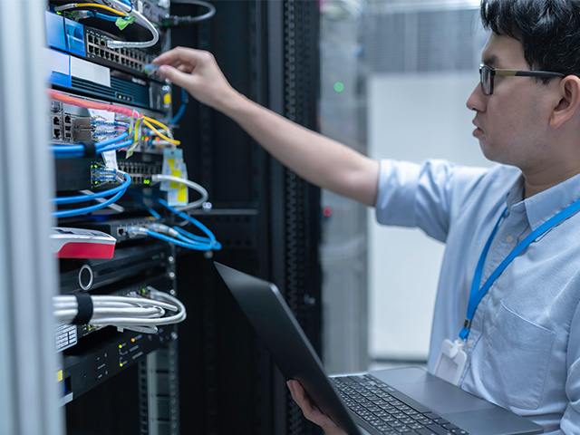 男性が作業をしている画像