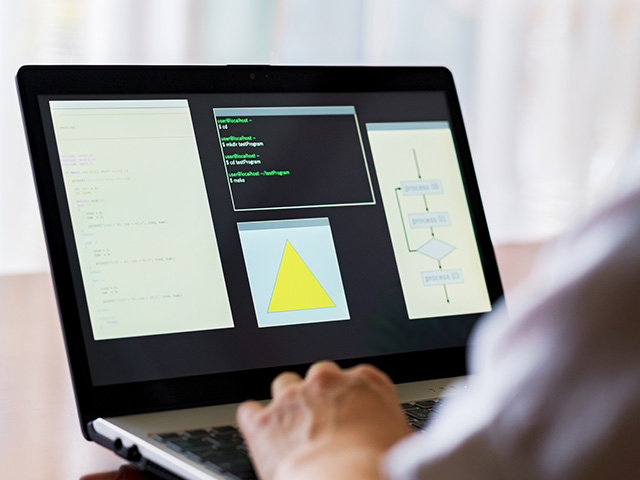 パソコンで作業している画像