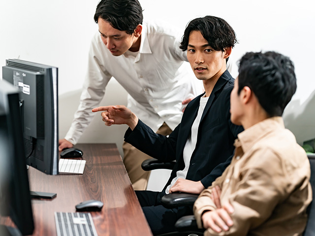 男性3人が会話をしてる画像