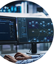 パソコンで作業している様子