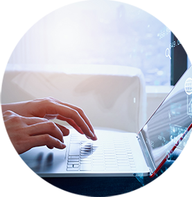 パソコンで作業している様子