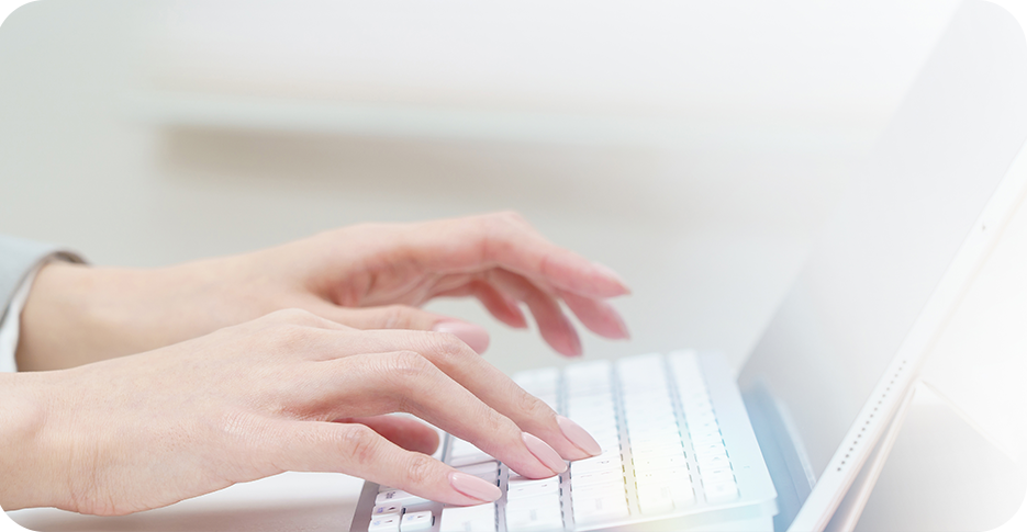 パソコンで作業している様子