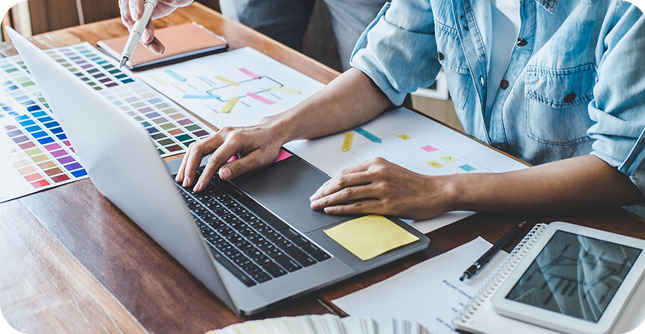 パソコンで作業している様子