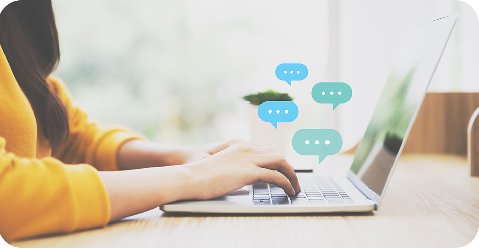 パソコンで作業している様子