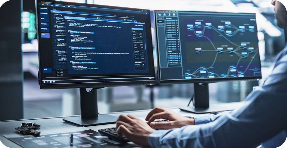 パソコンで作業している様子