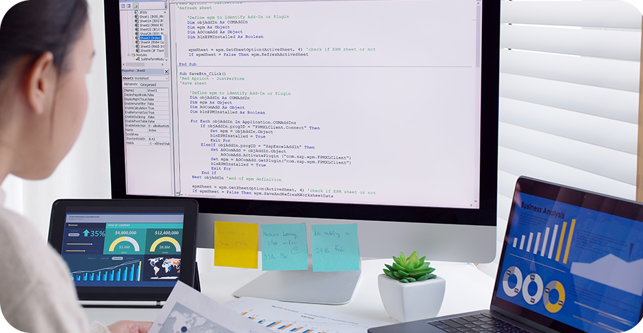 パソコンで作業している様子